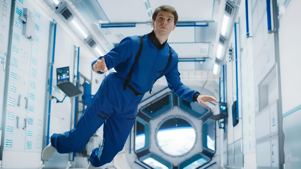 O Έλληνας γιατρός των Ευρωπαίων αστροναυτών πειραματίζεται σε μηδενική βαρύτητα, δείτε βίντεο