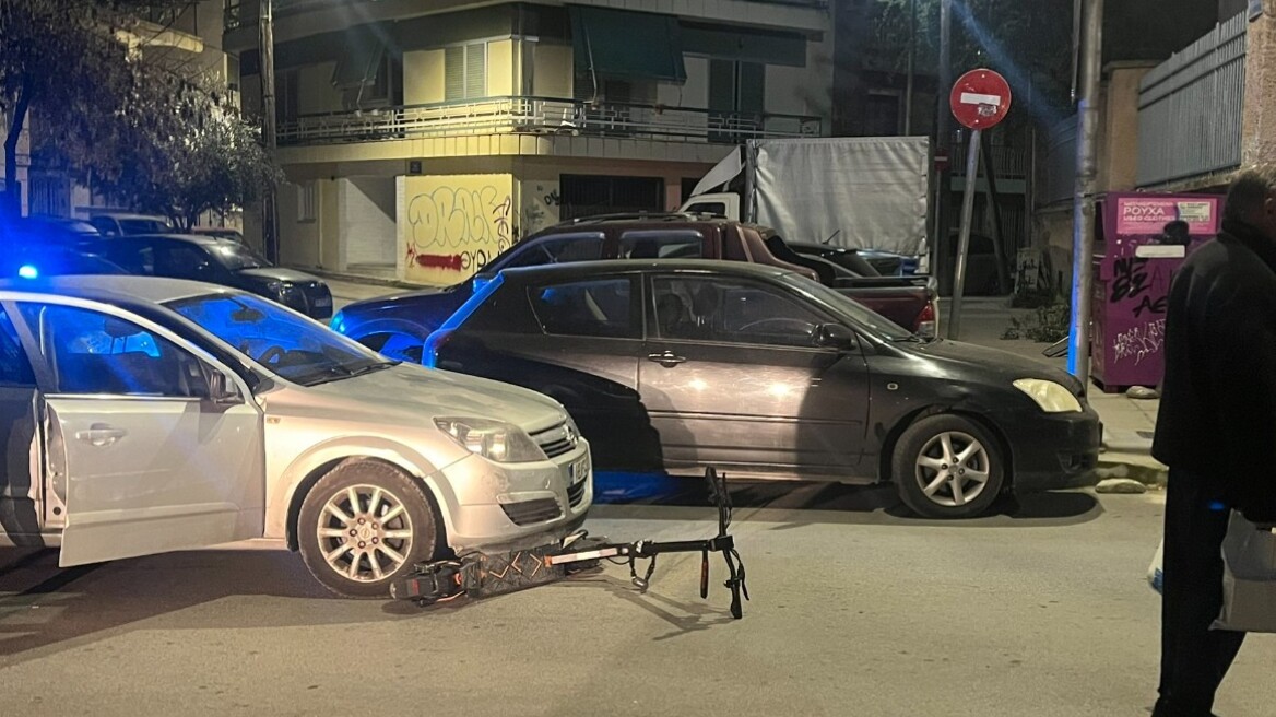 Τροχαίο στο κέντρο της Λάρισας: Ηλεκτρικό πατίνι με δύο ανήλικους συγκρούστηκε με αυτοκίνητο, φωτογραφίες