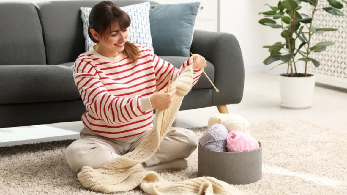 Πλέξιμο: Τι συμβαίνει στον εγκέφαλο όταν πιάνουμε βελόνες και νήμα – Τι λέει η επιστήμη
