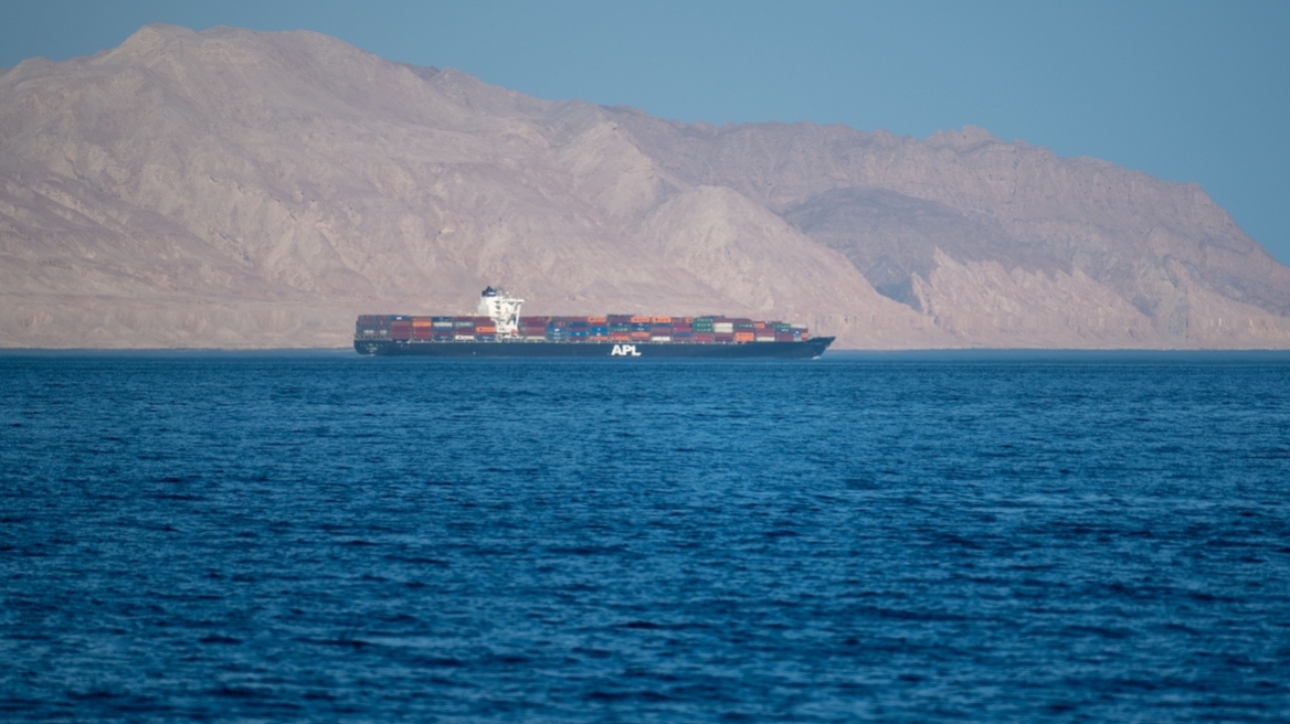 240 φορτηγά πλοία εγκλωβισμένα στο Στενό του Ορμούζ, αυξάνονται οι διελεύσεις κινεζικών πλοίων
