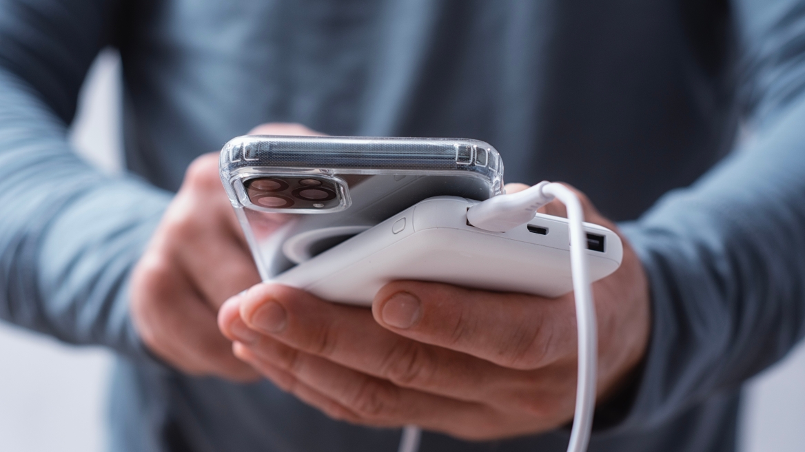 Γιατί τα κινητά δεν πωλούνται πια με φορτιστή
