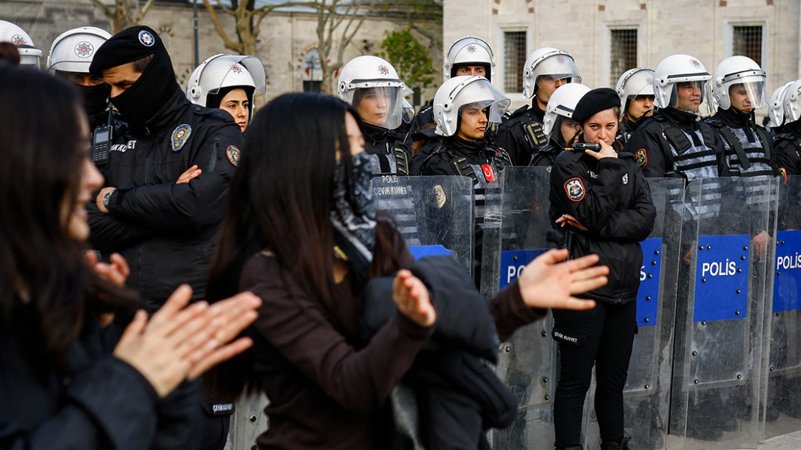  Ο αστυνομικός που στις διαδηλώσεις στο Γκεζί έριξε χημικά στη «γυναίκα με τα κόκκινα» καταδικάστηκε να φυτεύσει 300 δέντρα 