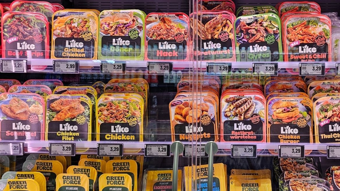 Οι 31 λέξεις που απαγορεύεται να χρησιμοποιούνται πλέον σε vegan προϊόντα, σύμφωνα με την ΕΕ: Διασώθηκαν τα «μπιφτέκια» και τα «λουκάνικα»