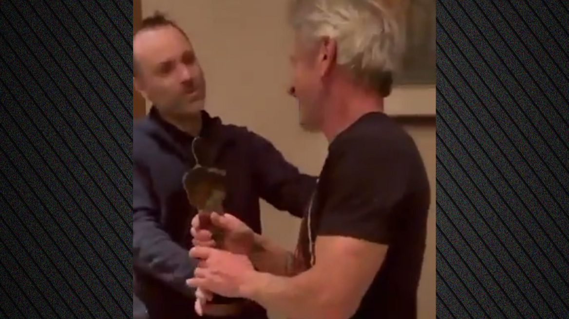 Ο Σον Πεν παρέλαβε «Όσκαρ» φτιαγμένο από τον χάλυβα ουκρανικού βαγονιού που καταστράφηκε σε ρωσική επίθεση, βίντεο και φωτογραφίες