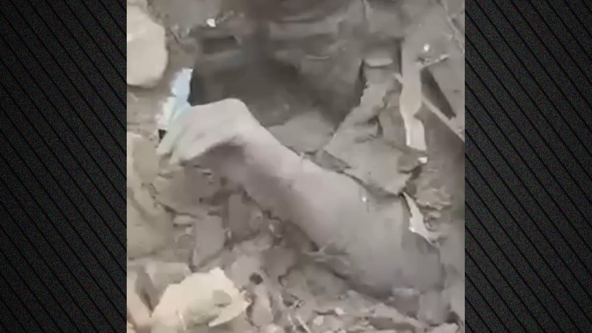 Η συγκλονιστική στιγμή που μια γυναίκα θαμμένη στα ερείπια, έπειτα από ρωσικό βομβαρδισμό στη Ζαπορίζια, απλώνει το χέρι της καλώντας σε βοήθεια, δείτε βίντεο