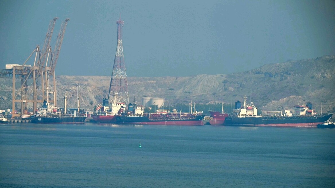 CNBC: Ποια πλοία περνούν τα  Στενά του Ορμούζ και ποια παραμένουν εγκλωβισμένα ή αλλάζουν πορεία