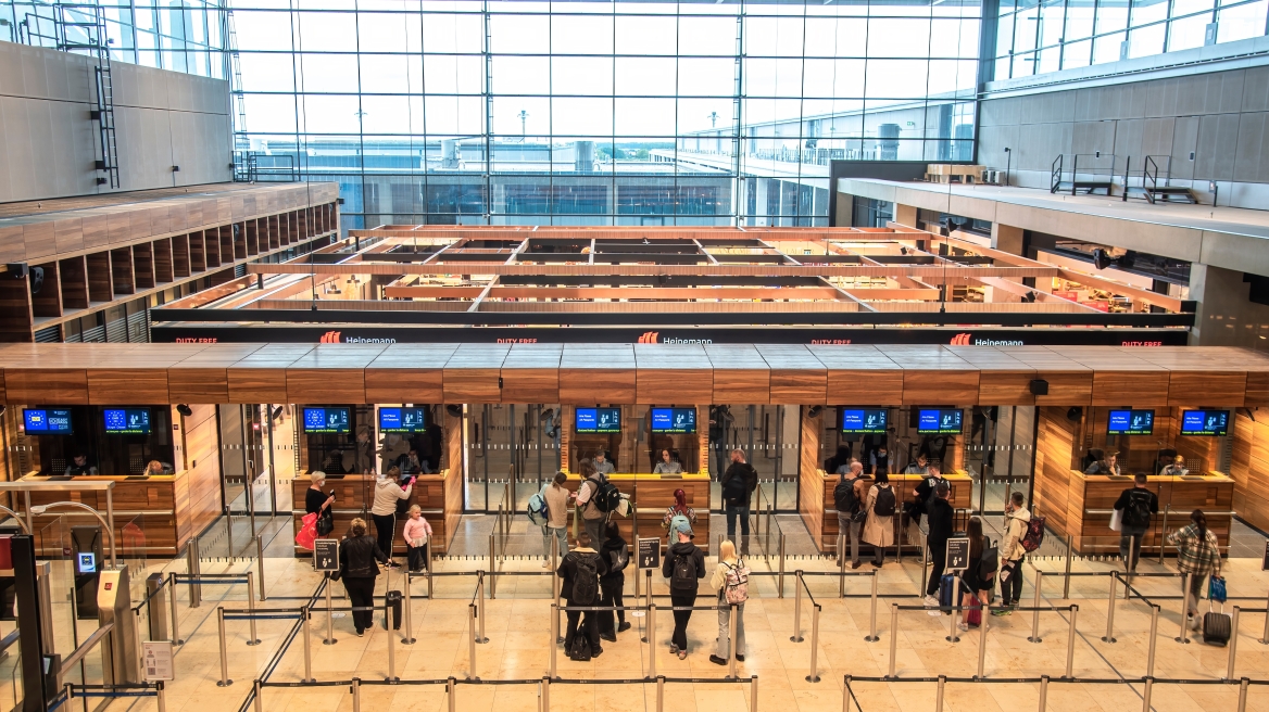 Καμία πτήση από και προς το Βερολίνο, συνεχίζεται η απεργία εργαζομένων του αερολιμένα
