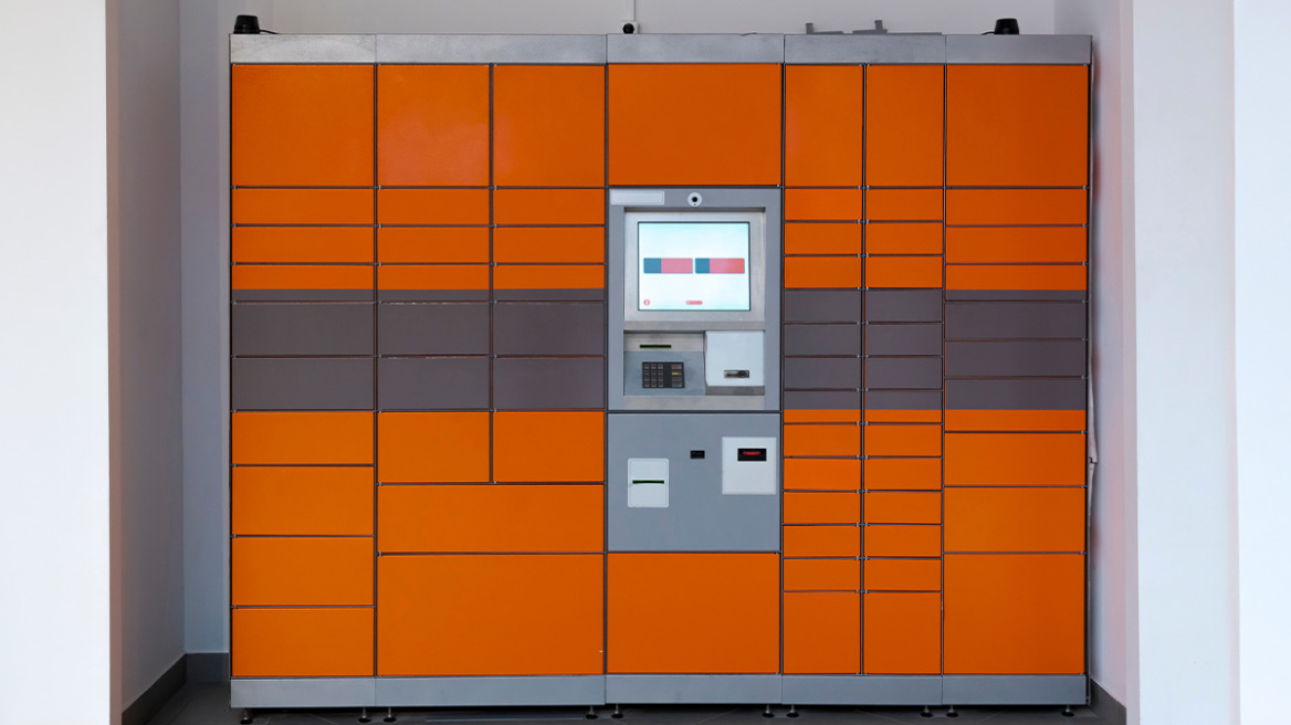 Έπαιζε με τον αδερφό του και εγκλωβίστηκε σε θύρα παραλαβής δεμάτων 7χρονος στην Καβάλα, βίντεο