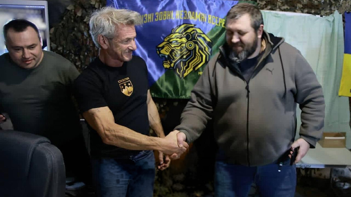 Ο Σον Πεν επισκέφθηκε ουκρανική μηχανοκίνητη ταξιαρχία, 20 χιλιόμετρα από το μέτωπο, φωτογραφίες