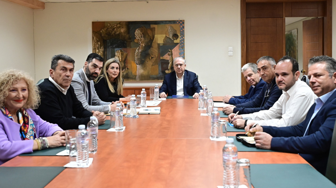 Παραμένει το πλαφόν, φρενάρουν οι απεργίες των βενζινοπωλών μετά τη συνάντησή τους με τον Θεοδωρικάκο - «Να βάλουν πλάτη» ζήτησε ο υπουργός