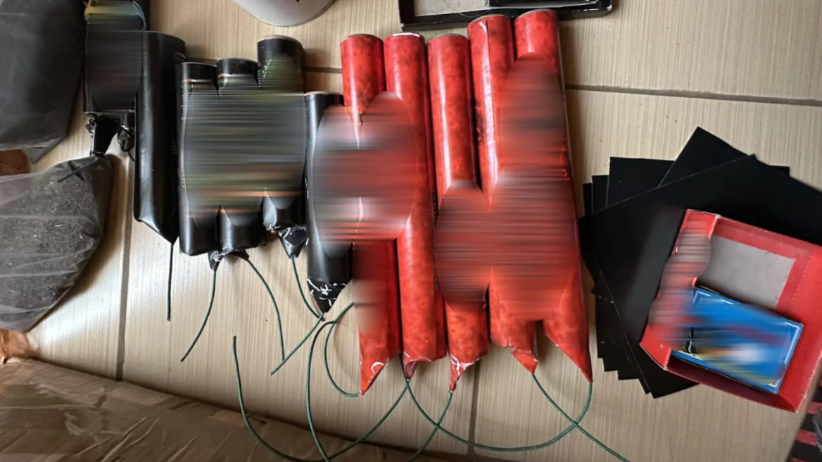 Συνελήφθη 16χρονος που έφτιαχνε και πουλούσε κροτίδες μέσα από το δωμάτιό του στον Άγιο Δημήτριο