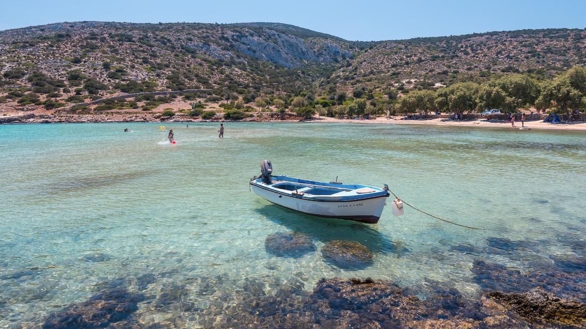 The Sun: Επισκεφθήκαμε το μικροσκοπικό ελληνικό νησί που πηγαίνουν... εκατομμυριούχοι