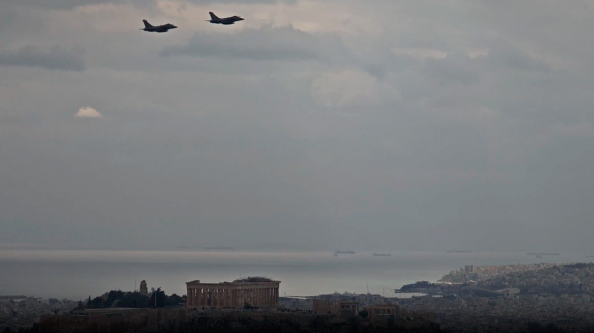 Rafale, F-16 Viper και ελικόπτερα πέταξαν πάνω από την Ακρόπολη στην πρόβα για την παρέλαση της 25ης Μαρτίου, δείτε εντυπωσιακά βίντεο