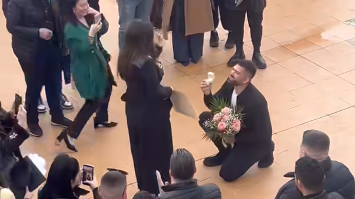 Πρώτα το πτυχίο και μετά το δαχτυλίδι: Δέχθηκε πρόταση γάμου από τον αγαπημένο της μετά την ορκωμοσία στο Πανεπιστήμιο Κρήτης, δείτε βίντεο