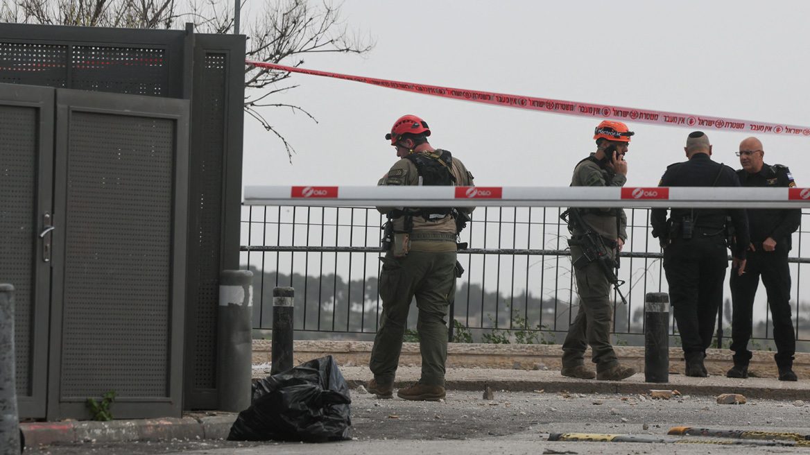 Το Ιράν επιτέθηκε στην Παλιά Πόλη της Ιερουσαλήμ: Δείτε τη στιγμή που θραύσμα βαλλιστικού πυραύλου πέφτει σε χώρο στάθμευσης