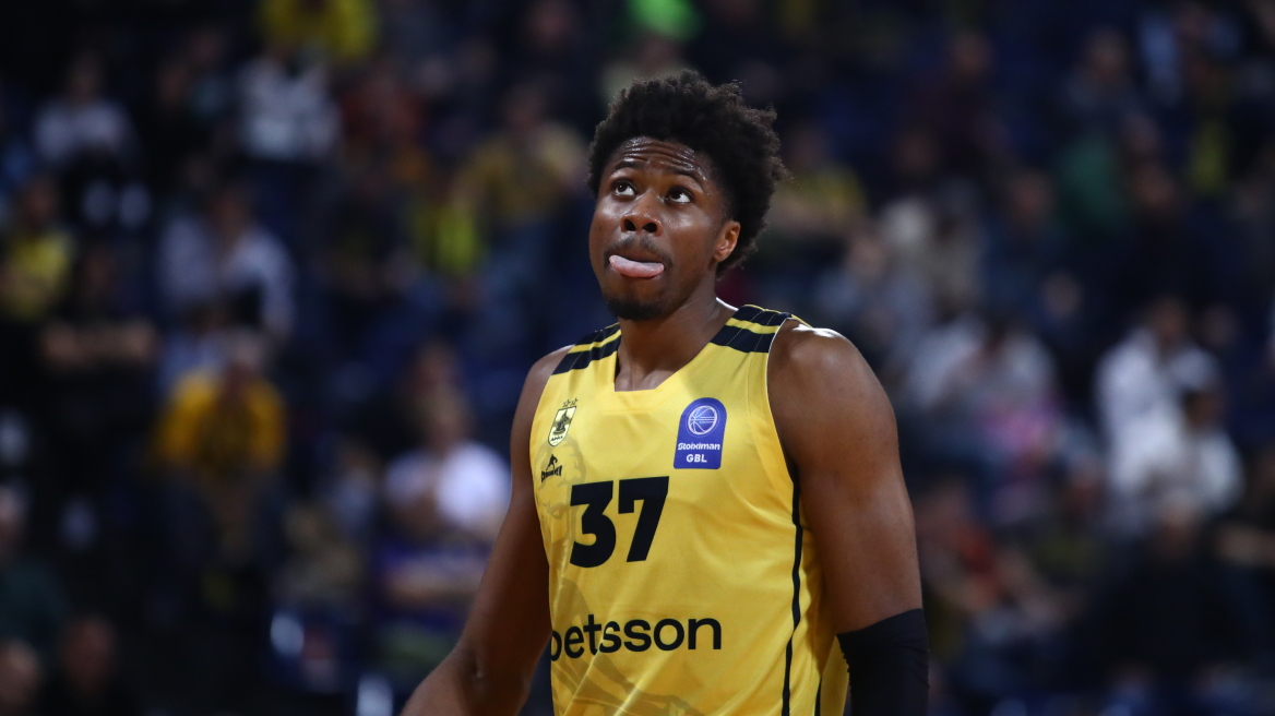 Κώστας Αντετοκούνμπο: «Όταν είσαι σε ένα μέρος που σε γουστάρουν και παίζεις καλά, είσαι χαρούμενος…»
