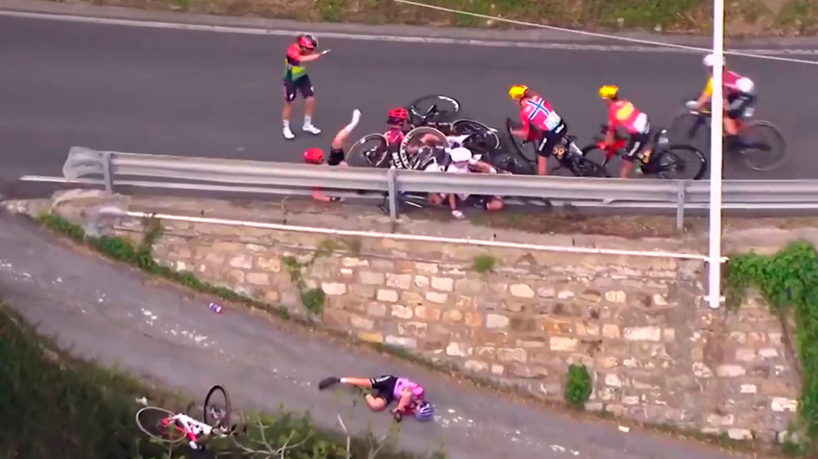 Τρομακτικό ατύχημα σε ποδηλατικό αγώνα γυναικών: Αθλήτρια έπεσε με το κεφάλι από ύψωμα για να αποφύγει καραμπόλα, δείτε βίντεο