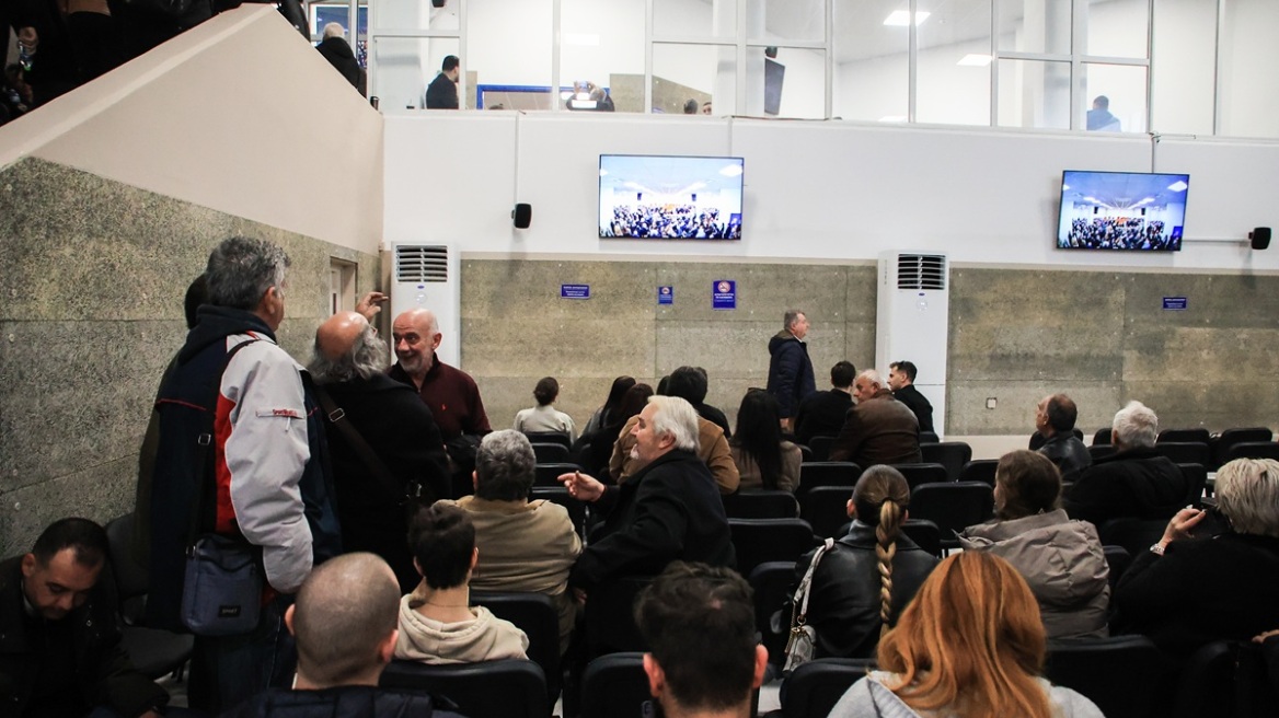 Η δίκη για τα Τέμπη πρέπει να συνεχιστεί το συντομότερο δυνατό αλλά σε κατάλληλο χώρο, λέει η οικογένεια του Τάσου Κουτσόπουλου