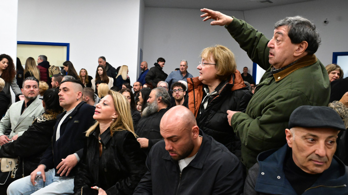 Διεκόπη για την 1η Απριλίου η δίκη για τα Τέμπη - «Βρείτε άλλη αίθουσα» φώναζαν οι συγγενείς, χάος στο δικαστήριο