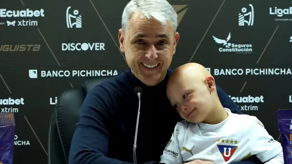 Προπονητής έδωσε συνέντευξη αγκαλιά με τον γιο του που έχει σύνδρομο Down – Συγκλονιστικό βίντεο
