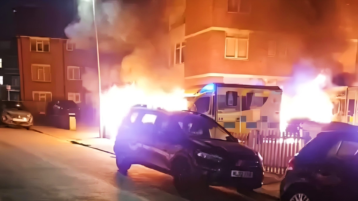 Εμπρηστική επίθεση σε κτίριο εβραϊκής οργάνωσης στο βόρειο Λονδίνο: Καταστράφηκαν ολοσχερώς ασθενοφόρα, ακούστηκαν εκρήξεις