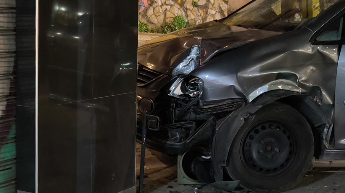 Αυτοκίνητο έπεσε σε καφετέρια στη Σόλωνος,  ένας τραυματίας 