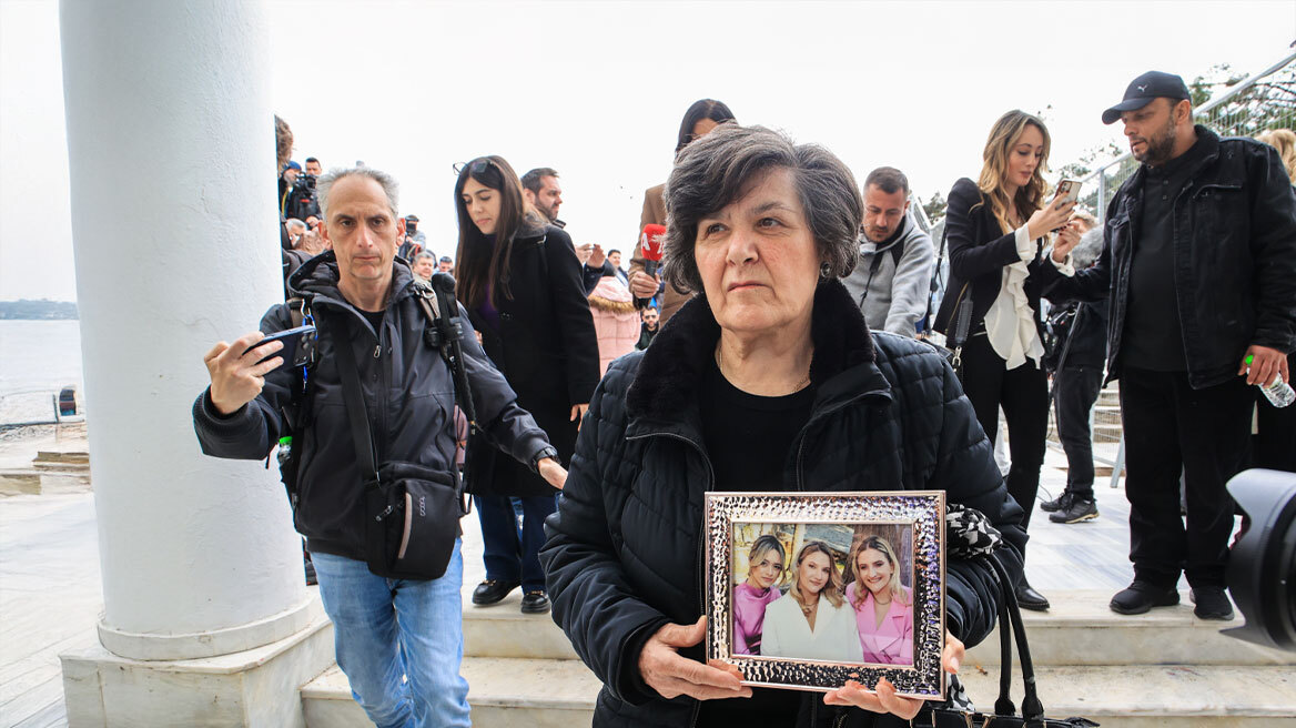 Με τη φωτογραφία των τριών κοριτσιών στα χέρια η μαυροντυμένη γιαγιά της οικογένειας Πλακιά στη δίκη για τα Τέμπη, δείτε φωτογραφίες