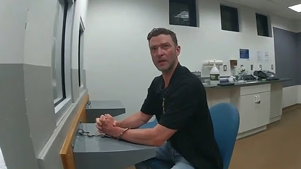 «Με αντιμετωπίζετε σαν εγκληματία»: Ο Τζάστιν Τίμπερλεϊκ με χειροπέδες στο τμήμα μετά τη σύλληψή του, δείτε βίντεο