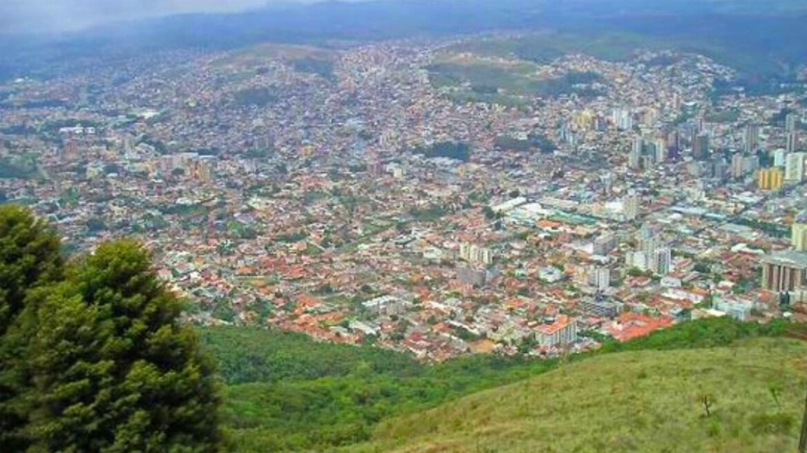 Η πόλη που χτίστηκε μέσα σε ηφαίστειο και έχει 18°C όλο τον χρόνο