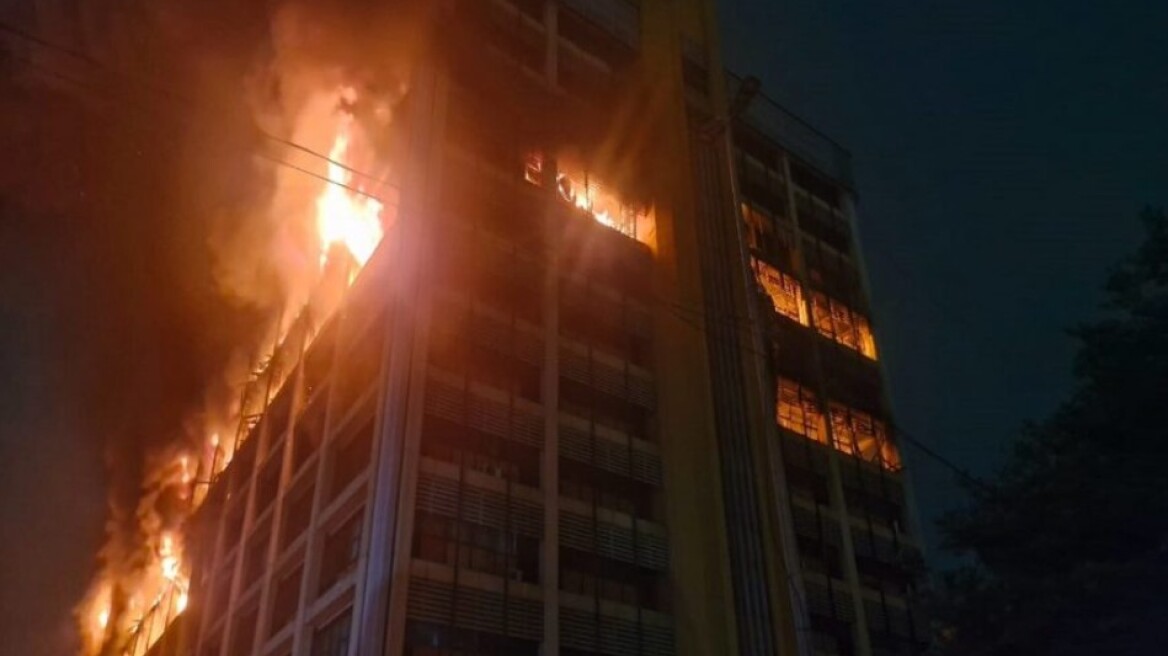 Μεγάλη πυρκαγιά σε κτίριο με κυβερνητικές υπηρεσίες στη Νότια Αφρική, βίντεο