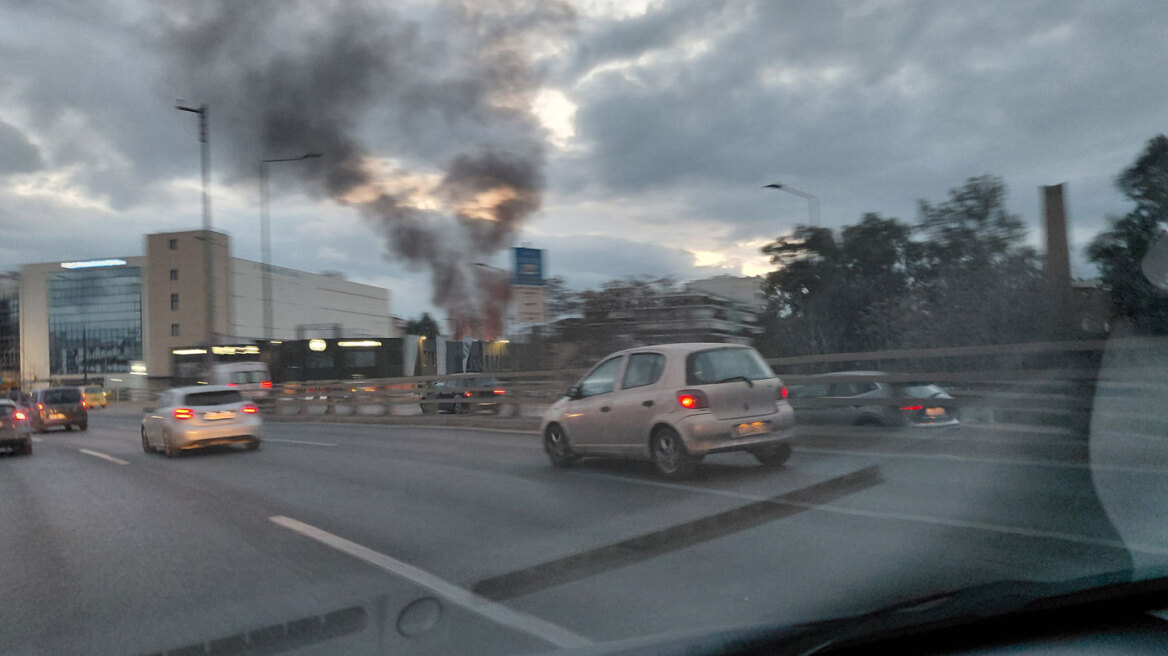 Υπό μερικό έλεγχο η φωτιά που ξέσπασε σε αποθηκευτικό χώρο στη Λιοσίων, δείτε εικόνες