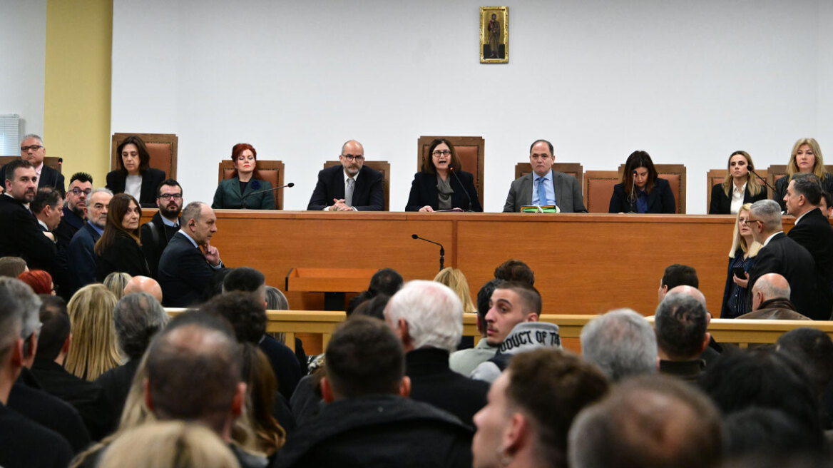 Χάος για την αίθουσα στη δίκη για τα Τέμπη, «εκτός» πολλοί συγγενείς και δικηγόροι, τα επόμενα βήματα της ακροαματικής διαδικασίας
