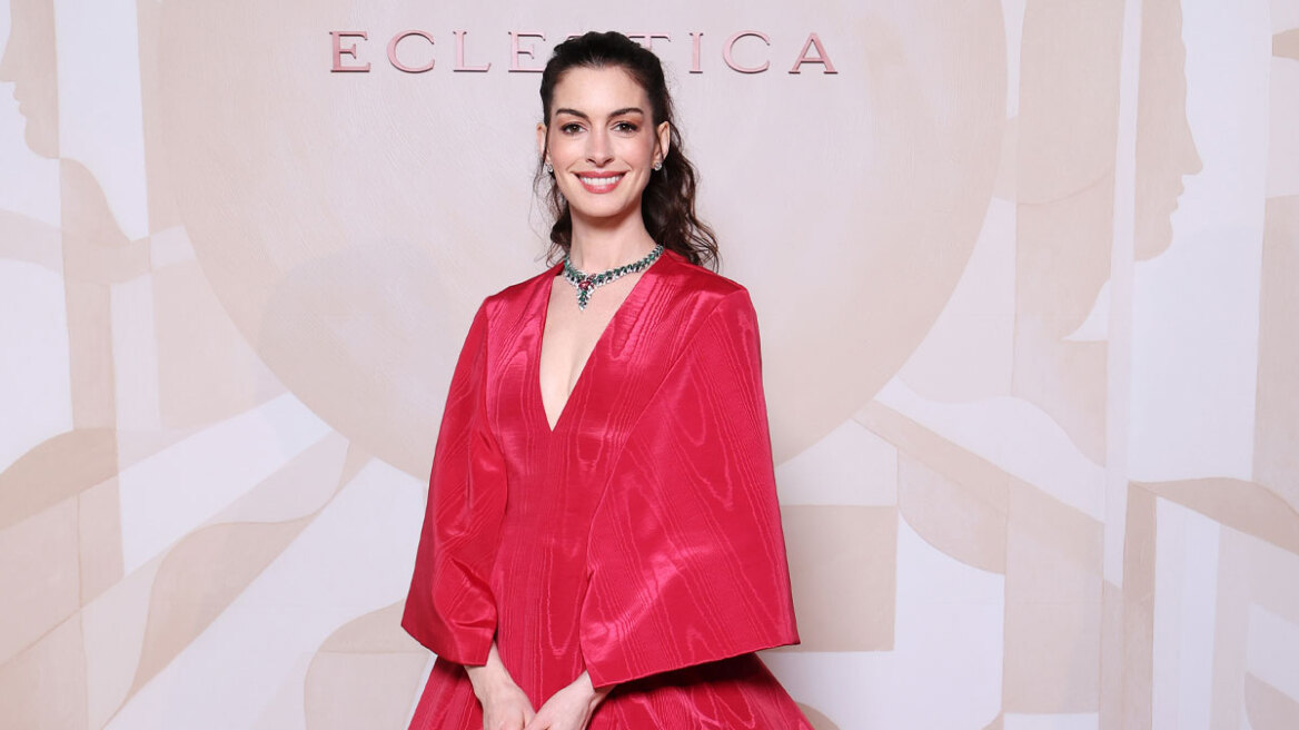 Με επιβλητική κόκκινη τουαλέτα που θύμιζε άλλη εποχή η Αν Χάθαγουεϊ στο Μιλάνο