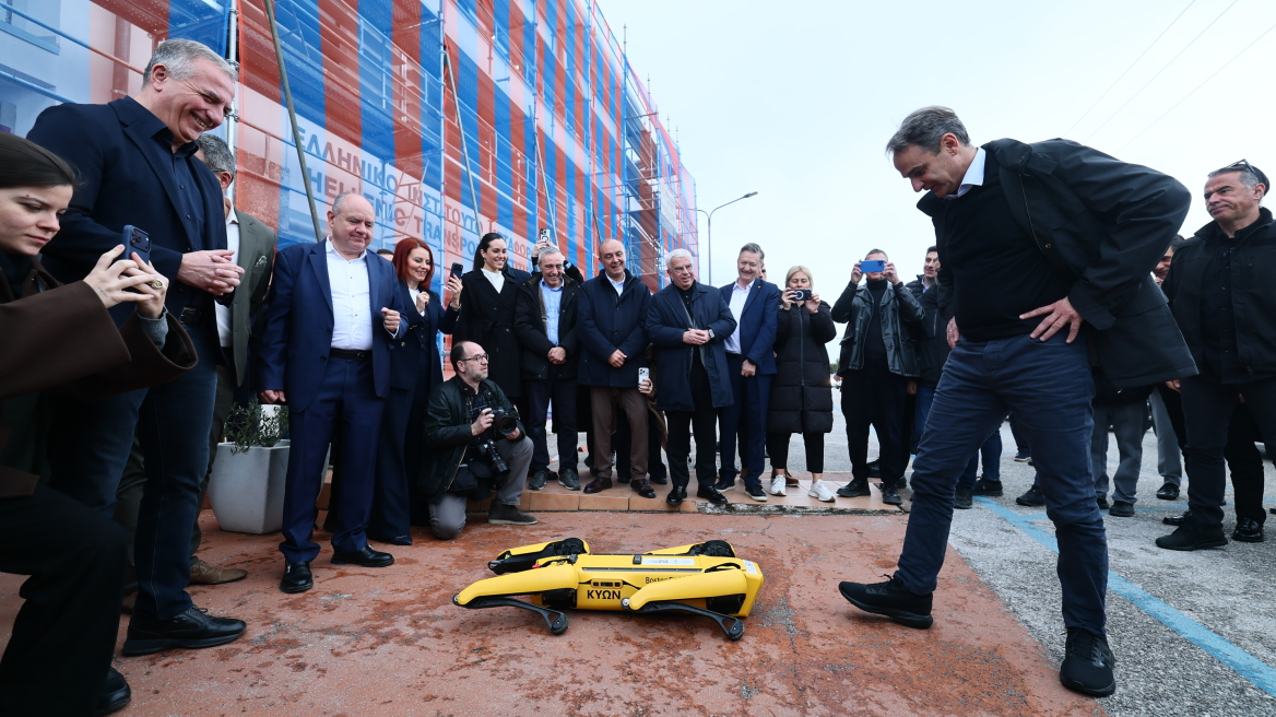 Ο Κύων, ο σκύλος ρομπότ υποδέχτηκε τον Μητσοτάκη στη Θεσσαλονίκη, δείτε βίντεο
