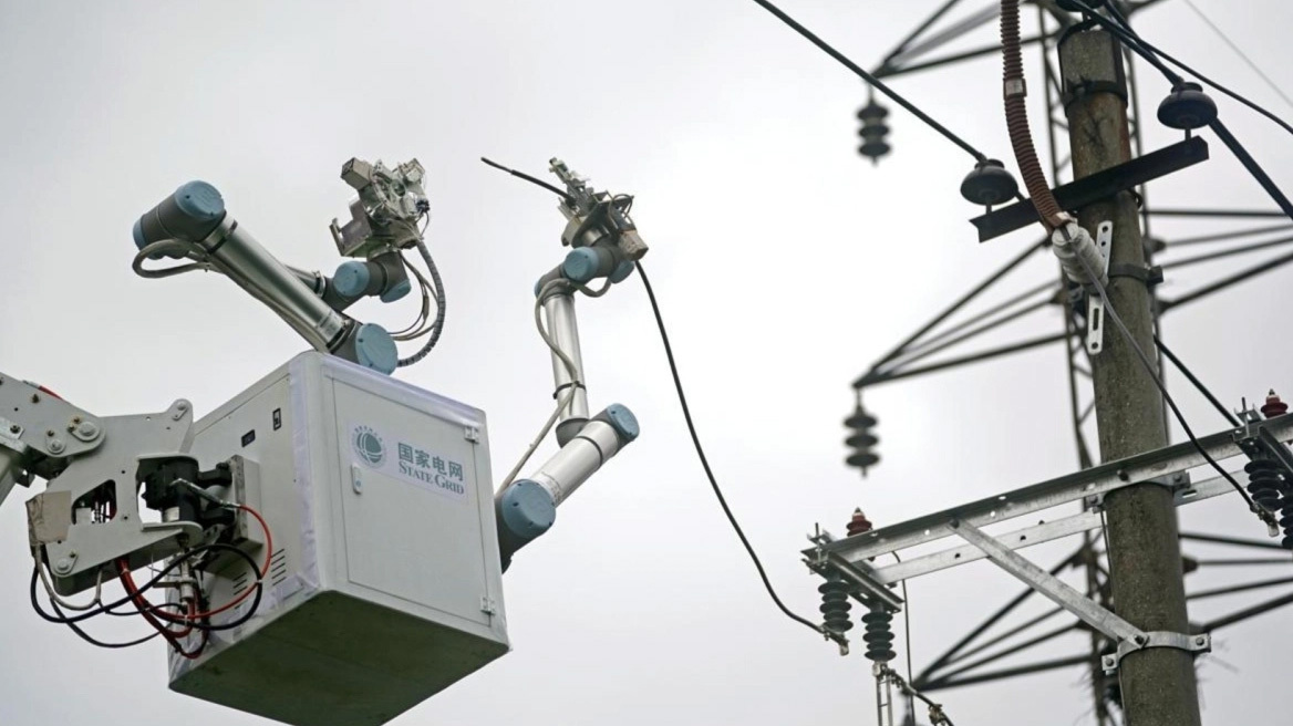 Ρομπότ ηλεκτρολόγος στην Κίνα: Επισκεύασε επιτυχώς γραμμή ρεύματος 10kV