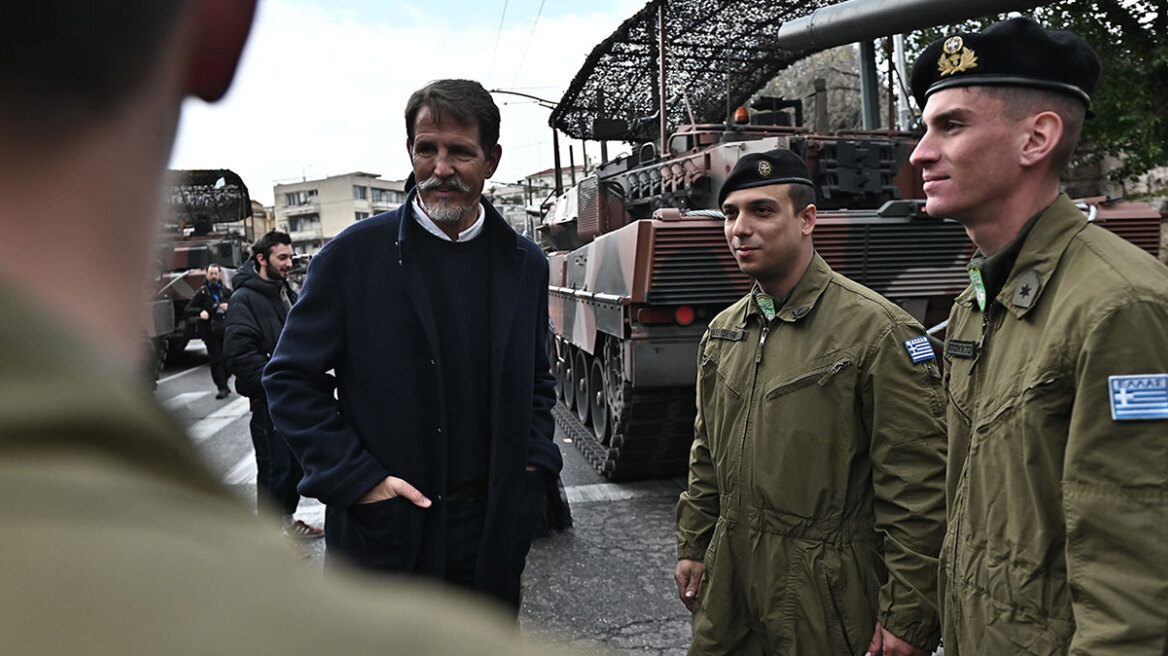 Παύλος ντε Γκρες: Βρέθηκε στη στρατιωτική παρέλαση της 25ης Μαρτίου, «έχουμε δυνατή πατρίδα, σου ανάβουν την ψυχή όσα είδα»
