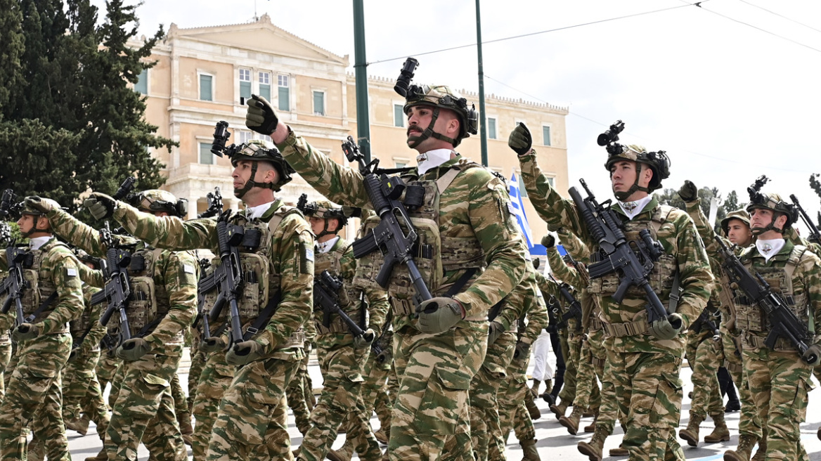 Μεγαλειώδης η στρατιωτική παρέλαση στην Αθήνα για την 25η Μαρτίου: Εντυπωσίασαν άρματα, πεζοναύτες και τα μαχητικά