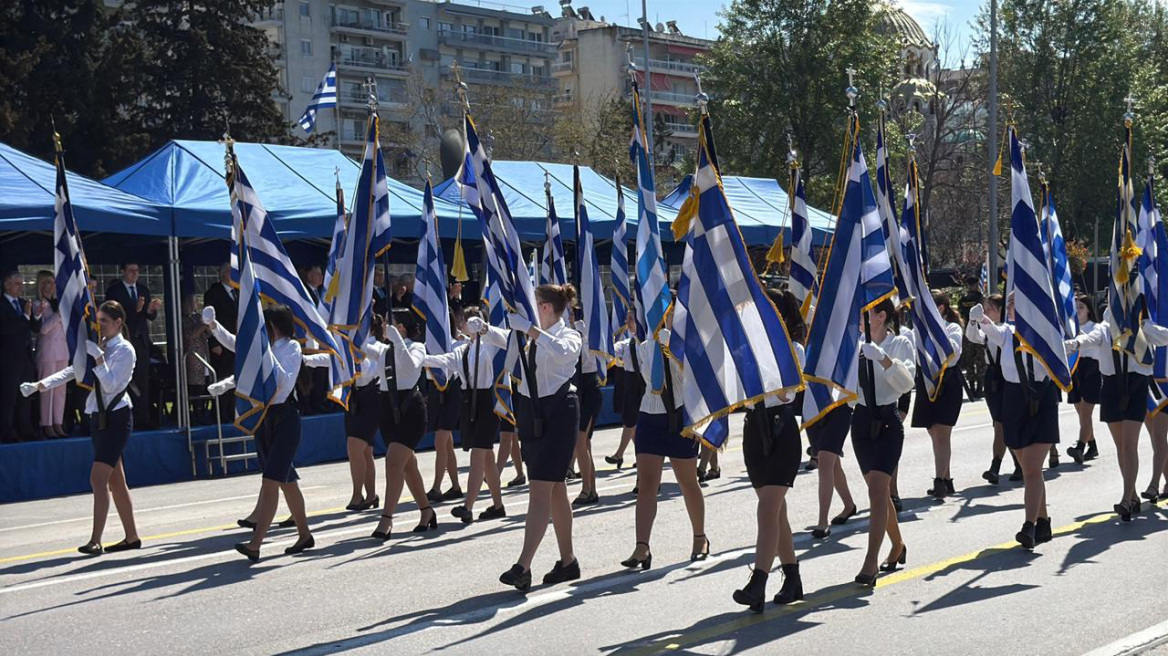 Με λαμπρότητα ο εορτασμός της 25ης Μαρτίου στη Θεσσαλονίκη, ολοκληρώθηκε η μαθητική παρέλαση - Βίντεο και φωτογραφίες