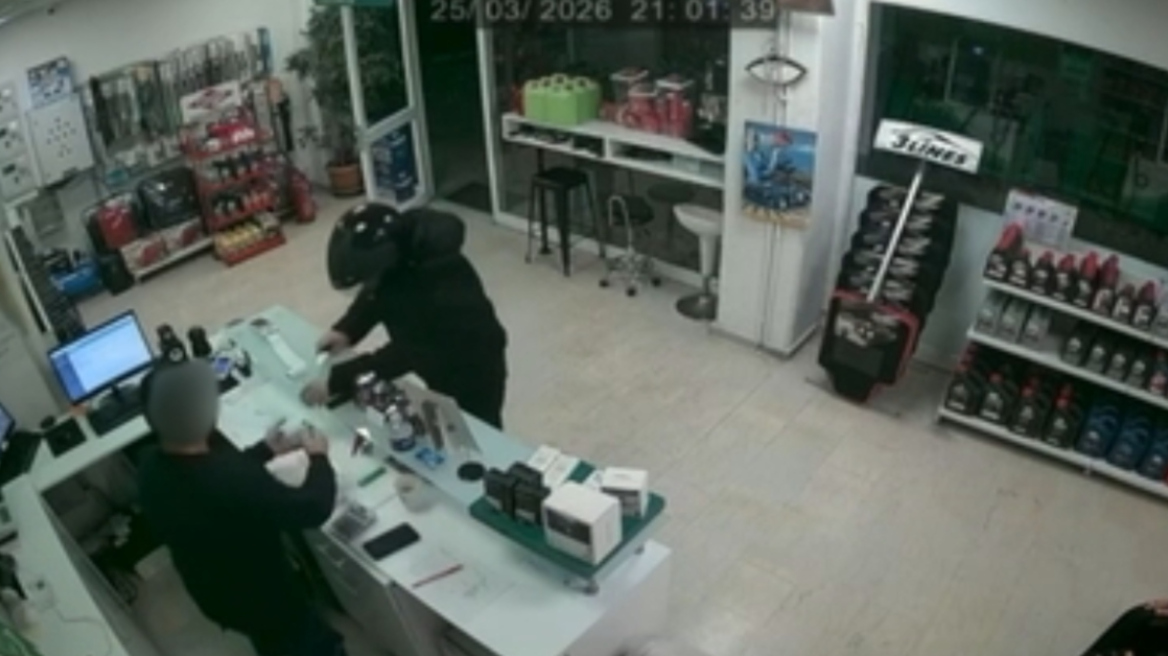 Βίντεο από ληστεία σε βενζινάδικο στο Αγρίνιο, αναζητείται ο ένοπλος δράστης
