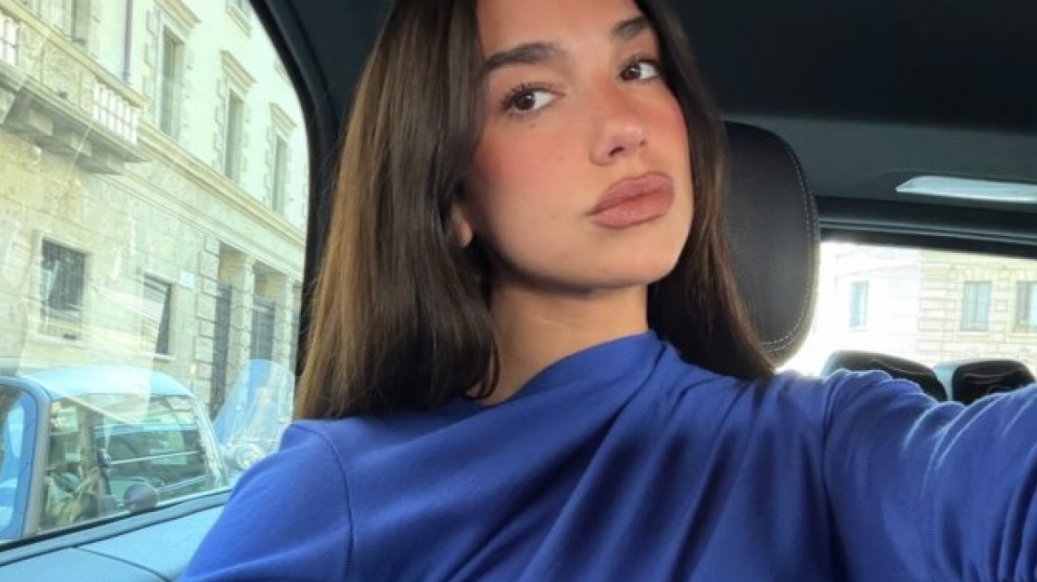 Η Ντούα Λίπα δοκίμασε το πιο δημοφιλές χρώμα της νέας σεζόν με ένα look από την Chloé
