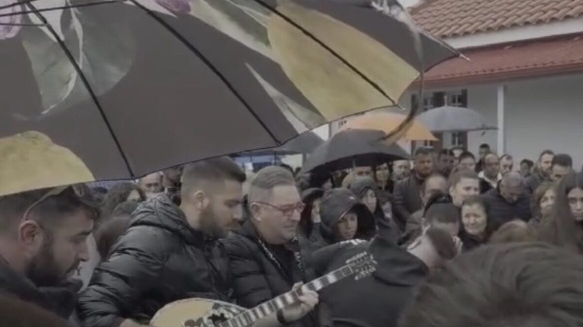 Με το «βρέχει φωτιά στην στράτα μου» αποχαιρέτησαν τον 51χρονο τραγουδιστή στην Καρδίτσα, δείτε βίντεο

