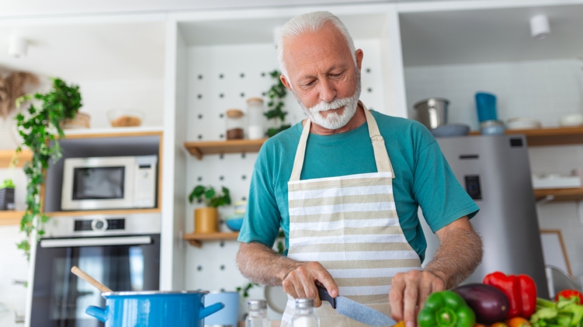 Το μαγείρεμα σπιτικού γεύματος μειώνει τον κίνδυνο άνοιας στους ηλικιωμένους