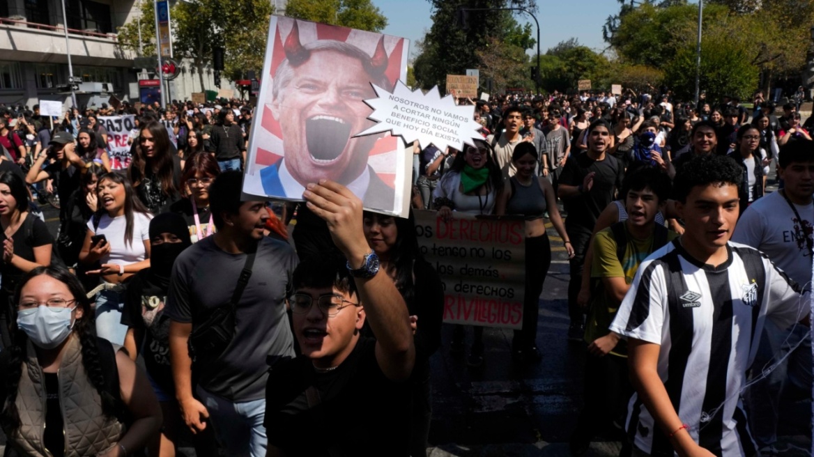Ένταση σε διαδηλώσεις μαθητών και φοιτητών κατά της λιτότητας στη Χιλή, δείτε βίντεο