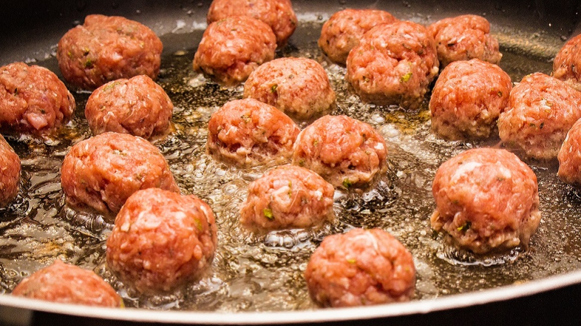 Γιατί διαλύονται τα κεφτεδάκια στο τηγάνι; Tο λάθος στη ζύμη