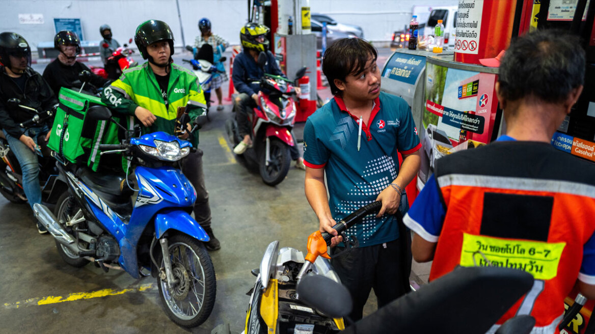 Πανικός στην Ταϊλάνδη: Τρέχουν με μπιτόνια να βάλουν βενζίνη μετά την αύξηση στις τιμές των καυσίμων, δείτε βίντεο