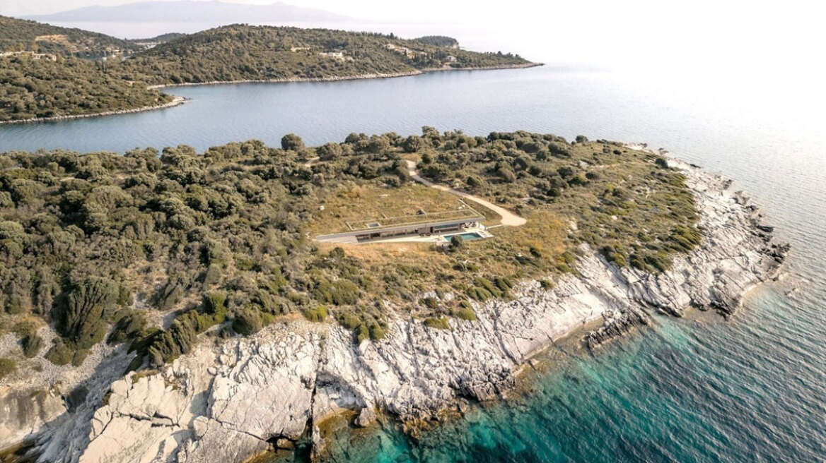 Μια εντυπωσιακή κρυμμένη κατοικία στο Μεγανήσι με μαγική θέα στο Ιόνιο