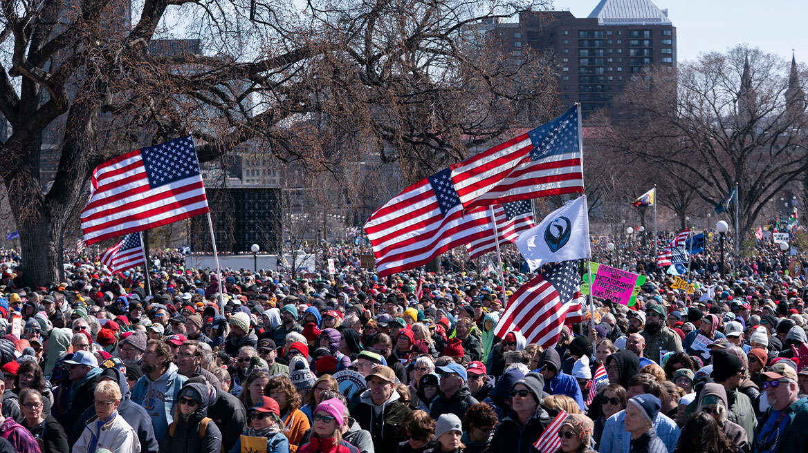 No Kings: Χιλιάδες πολίτες διαδήλωσαν στις ΗΠΑ και την Ευρώπη κατά του Τραμπ και του πολέμου στο Ιράν, βίντεο και φωτογραφίες