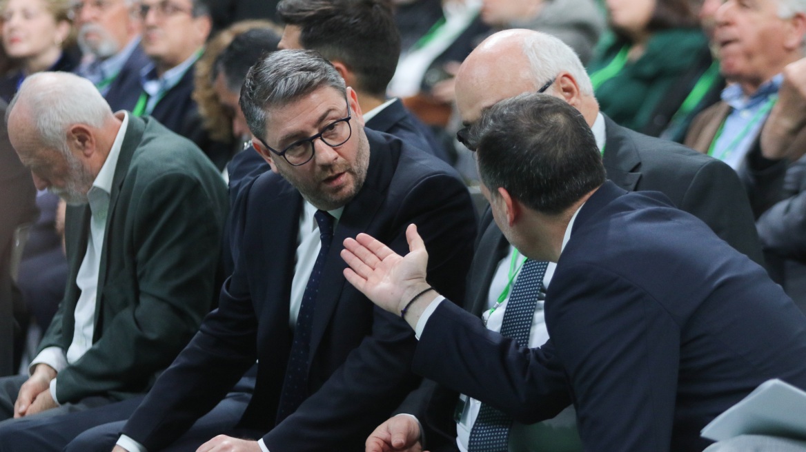 Με δύο υποχωρήσεις Ανδρουλάκη συνεχίστηκε η επιχείρηση ενότητας στο συνέδριο του ΠΑΣΟΚ, ποιες αλλαγές πέρασαν στο καταστατικό