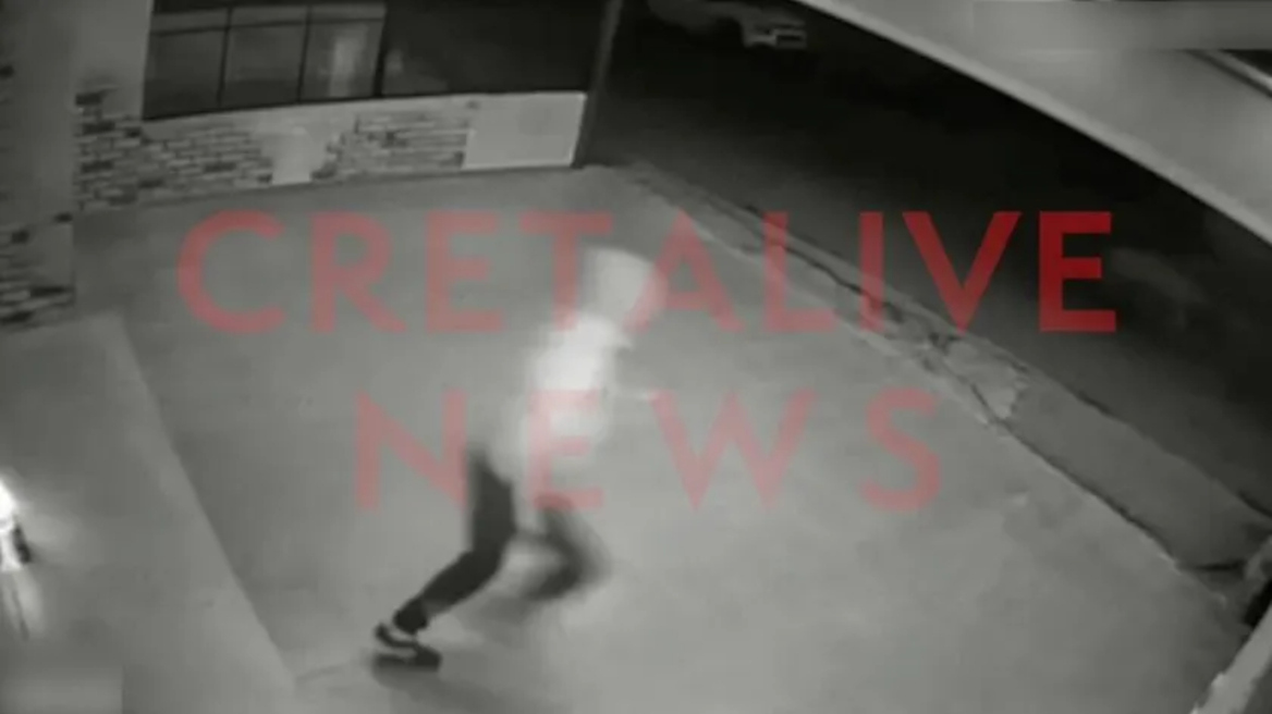 Καρέ-καρέ η στιγμή που δράστης πυροδοτεί εμπρηστικό μηχανισμό σε καφετέρια στην Κρήτη, δείτε βίντεο
