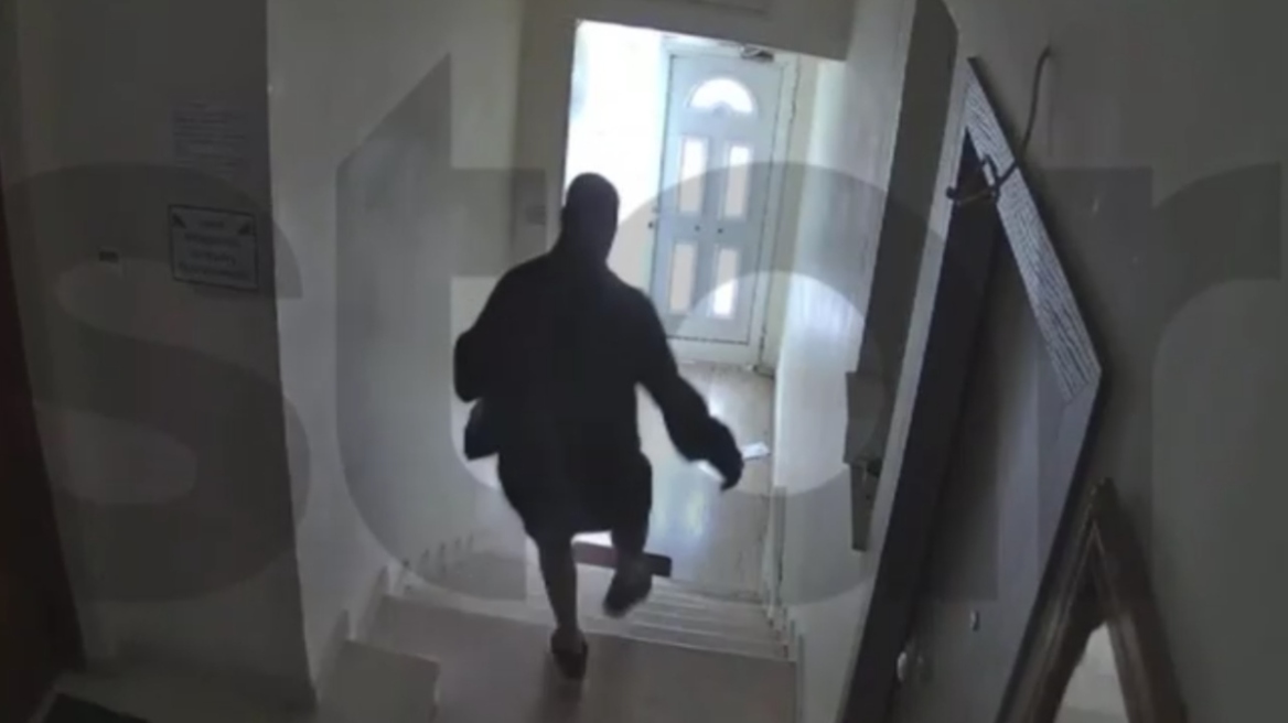 Βίντεο από τη στιγμή που ηλικιωμένη πέφτει θύμα κλοπής στο Πέραμα